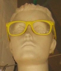 Puppe mit gelber Brille