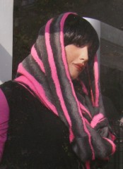 Puppe mit schwarz-rosa Tuch